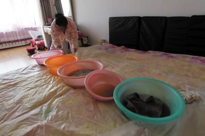 扎囊楼上漏水，住户失联，小区没物管，业主维权难！律师来支招……